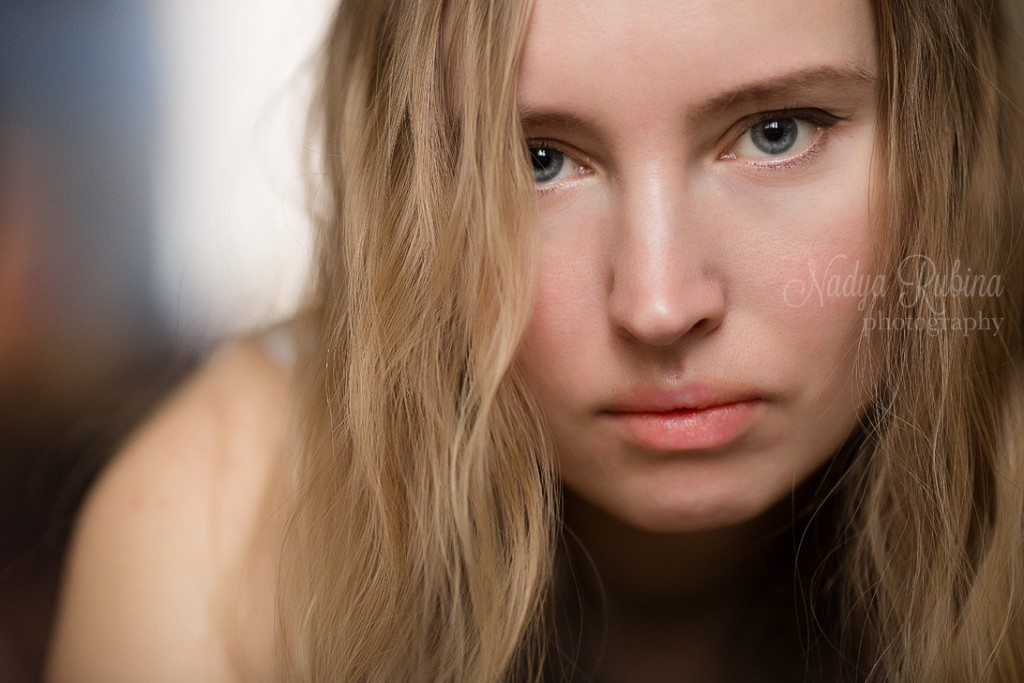 woman-closeup-portrait-indoor2