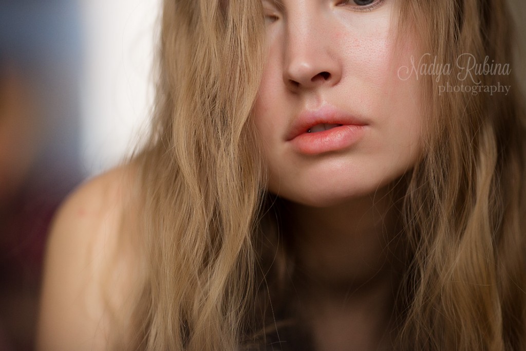 woman-closeup-portrait-indoor3