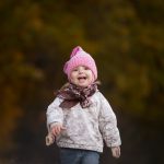 девочка двух лет в осеннем лесу